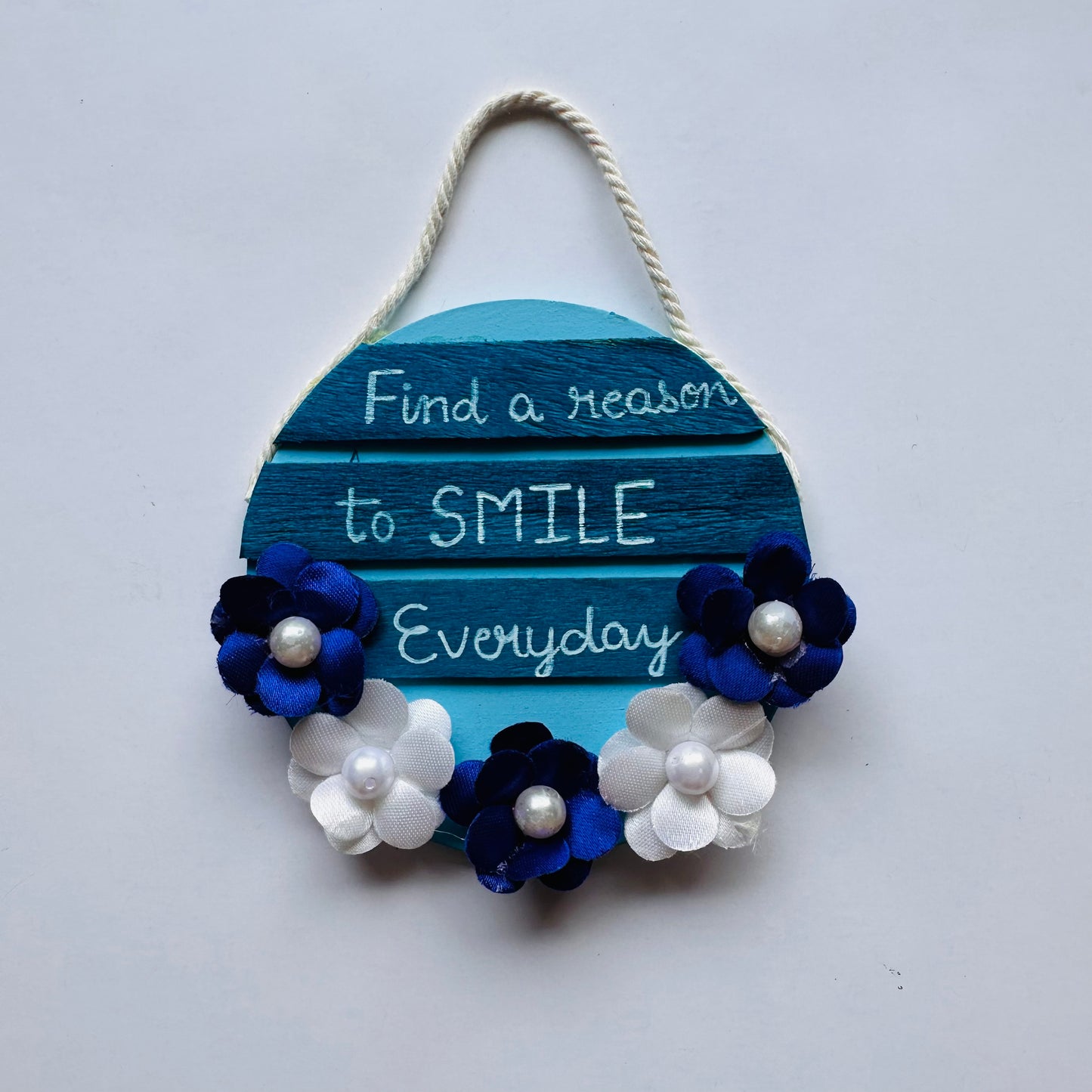 Smile hanging - Khasiyat