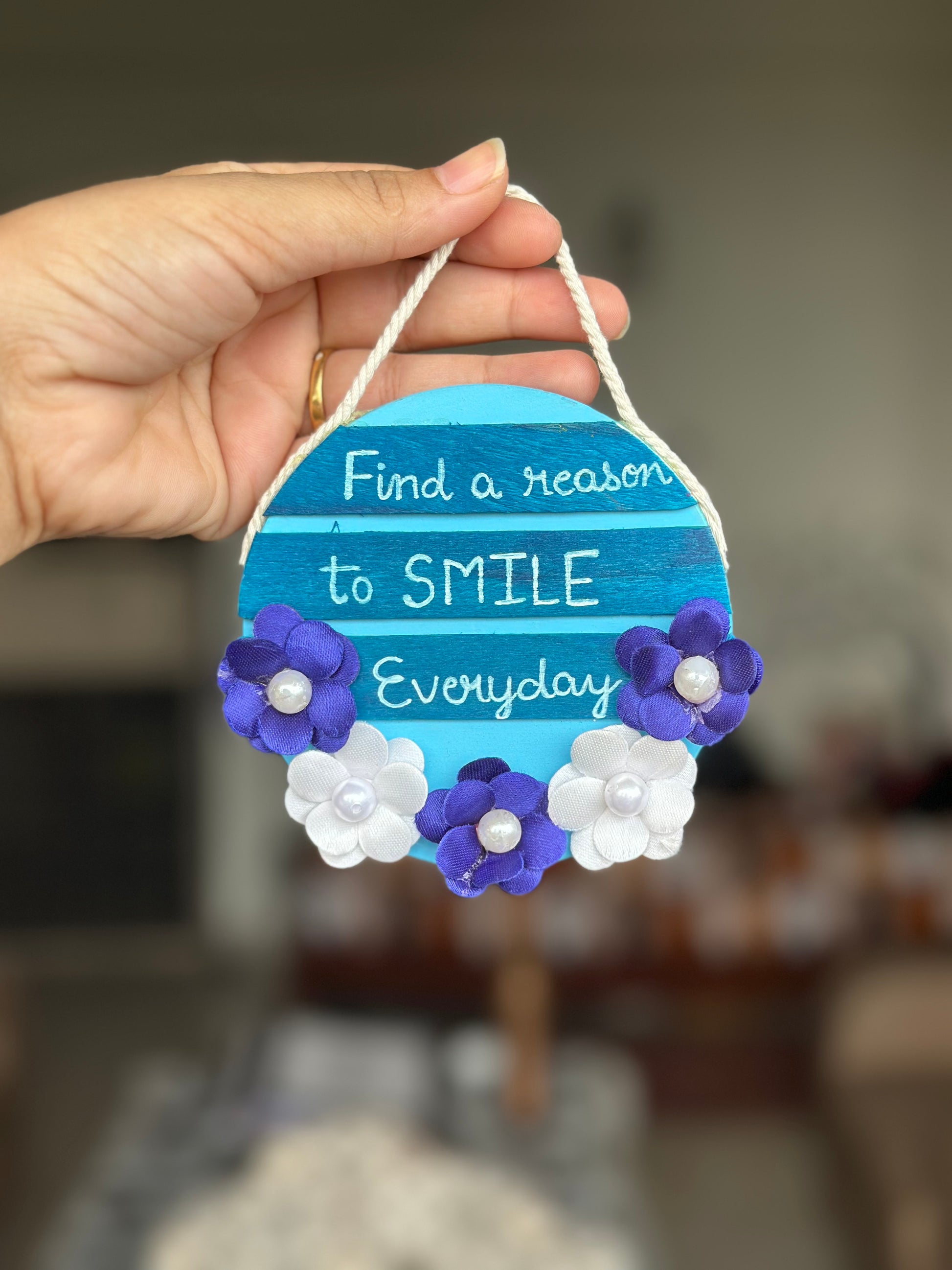 Smile hanging - Khasiyat